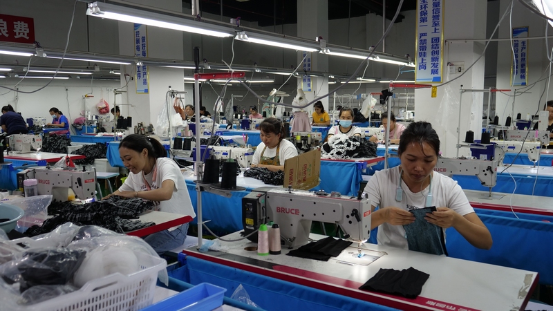 群众在贵州大杨服装有限公司务工