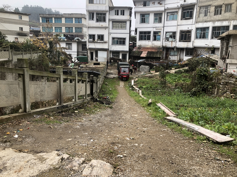 图为:路面维修前
