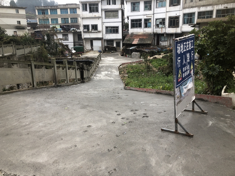 图为:路面维修后