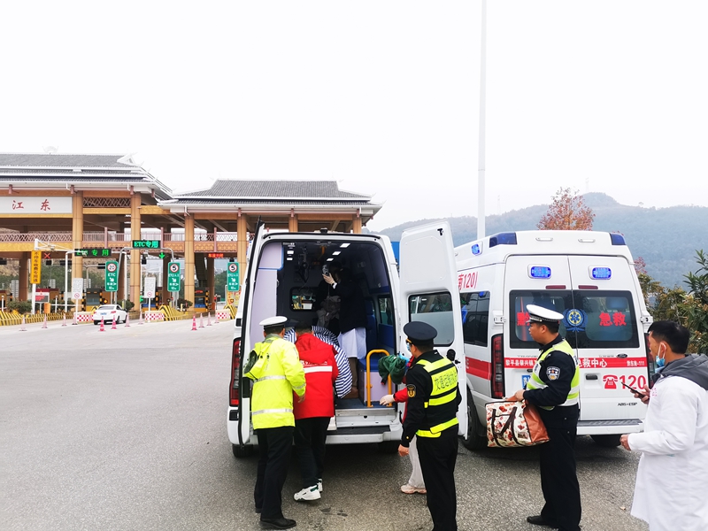 1 圖為貴州交通綜合執法人員及時救助完成母女平安送上救護車。