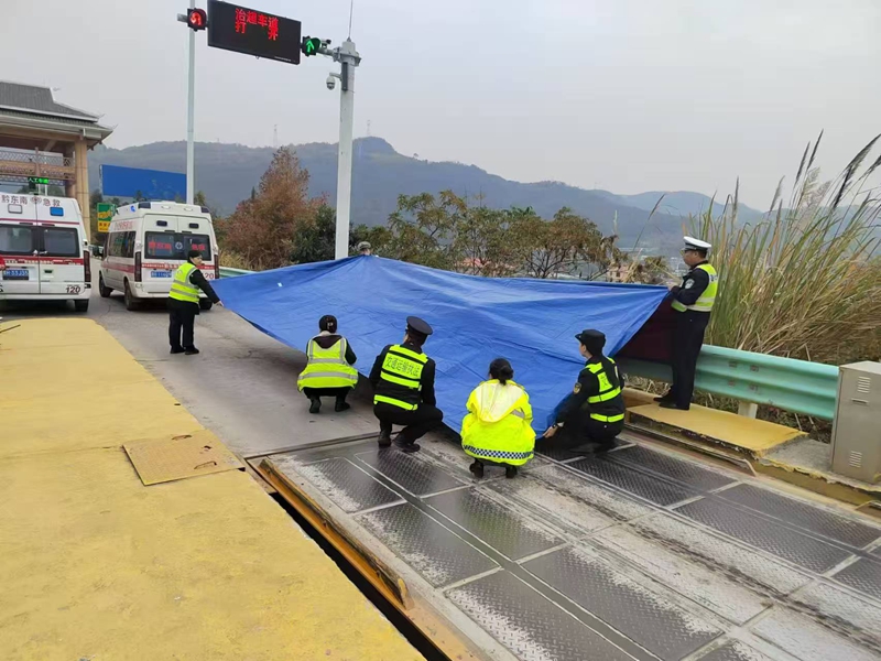 3 圖為貴州交通綜合執法人員搭建臨時庇護所。