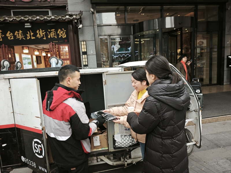 3、宏阳社区工作人员为辖区快递员送去姜茶和手套。赵艺 摄