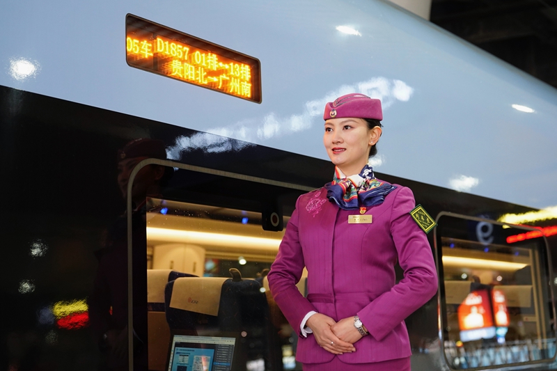 1、D1857次列车长李丹正在迎接旅客上车。沈向全 摄