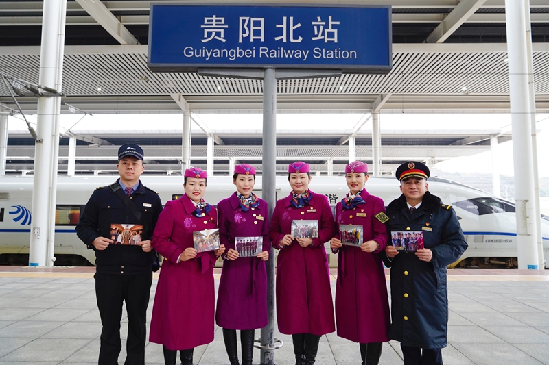5、原贵广高铁司机、机械师、乘务组首发人员站台打卡。沈向全 摄