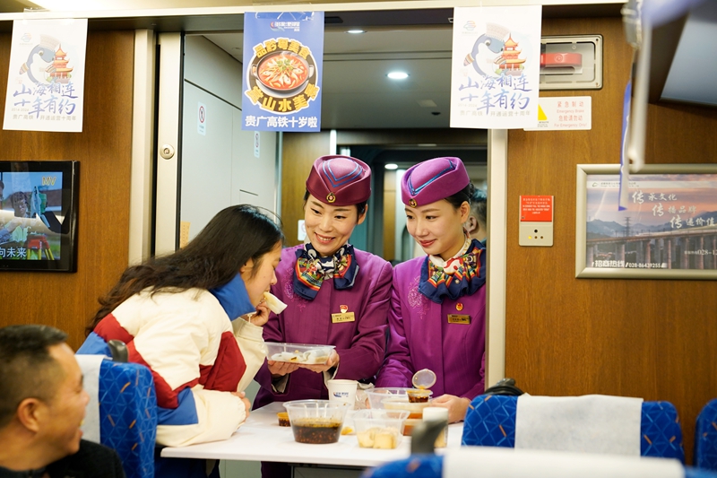 7、旅客品尝贵州特色小吃。郑蔚 摄