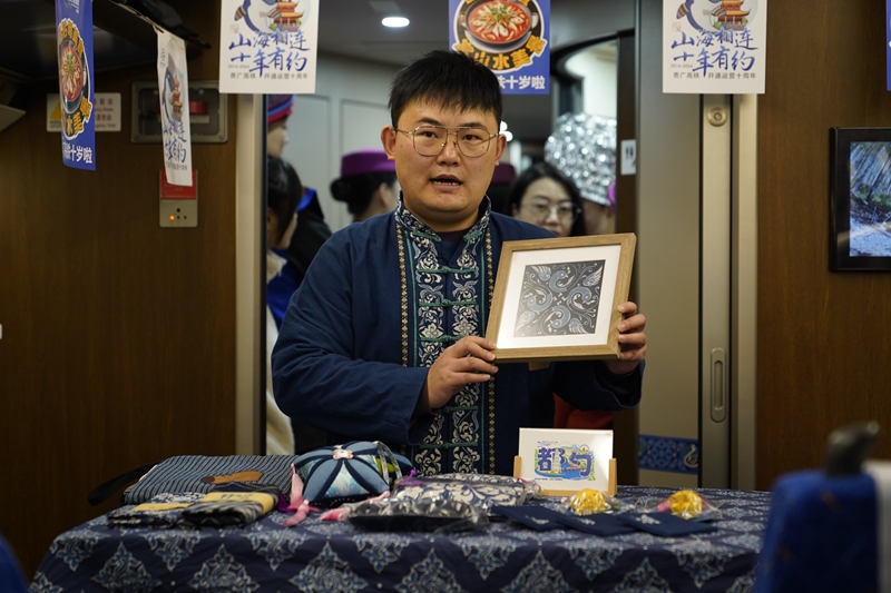 9、车厢内展示布依族蓝靛染织。兰代慧 摄