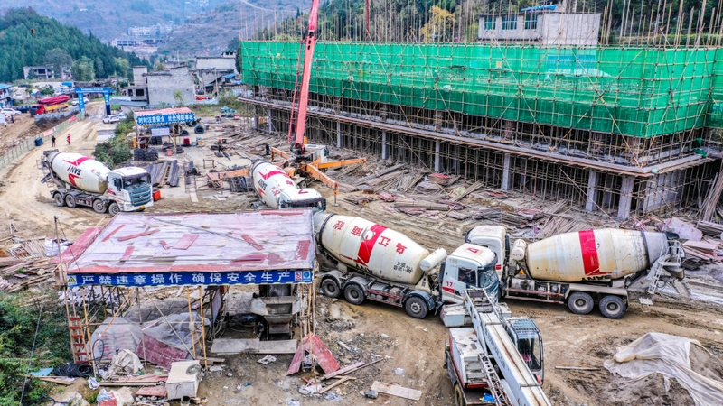 2 沿河明城中学项目建设施工现场。