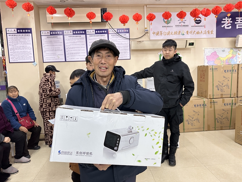 图为：居民领取呼吸机