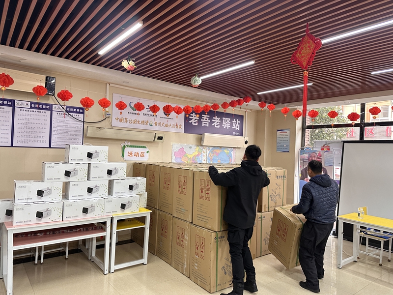 图为：工作人员卸货
