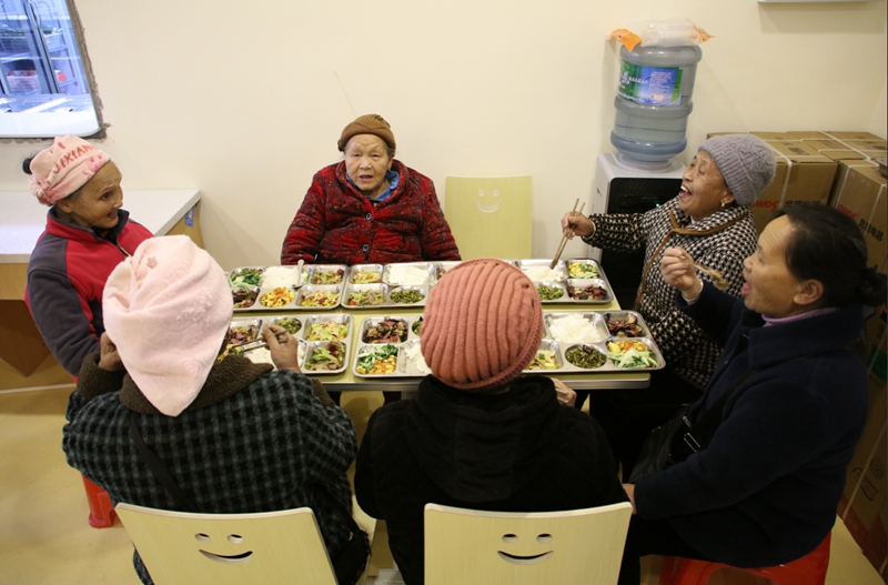 老人在社区食堂用餐。