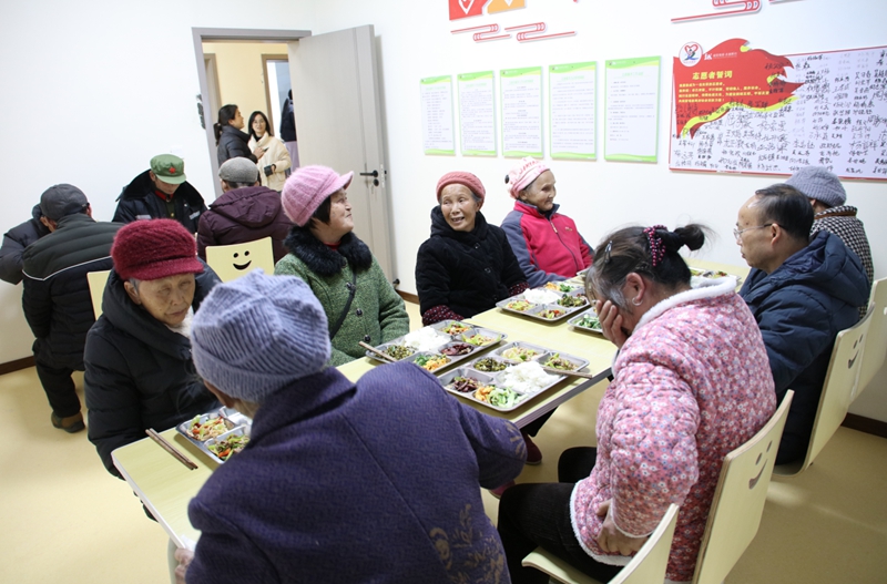 社区食堂为老人提供用餐服务。