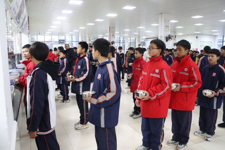 学生们正有序排队打饭。