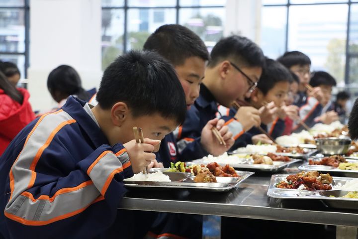 学生在食堂有序用餐。