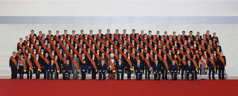 2、第十次全国财政系统先进集体和先进工作者表彰大会集体合影。
