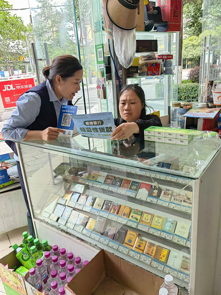 任利华到商铺宣传贷款产品。