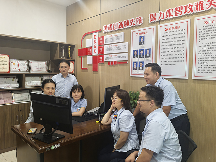 任利华劳模创新工作室成员共同讨论业务发展思路