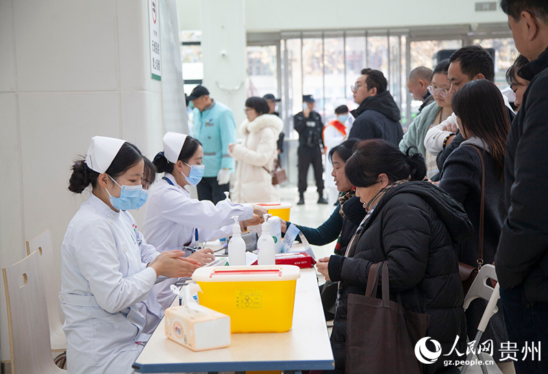 免費提供血糖、血壓檢測。人民網 龍章榆攝