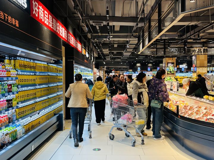 市民在超市選購商品。