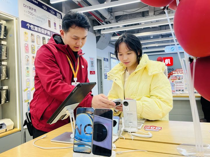 市民正在選購手機。