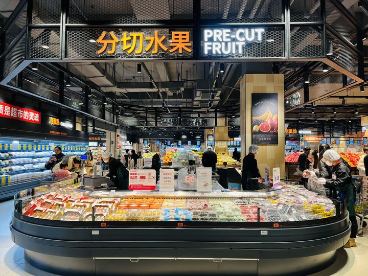 市民在超市選購商品。