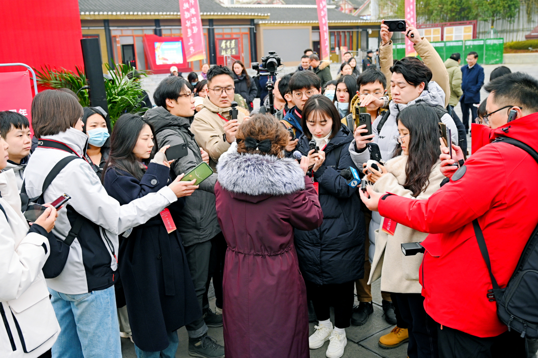 央地媒体记者在遵义会议纪念馆前采访。