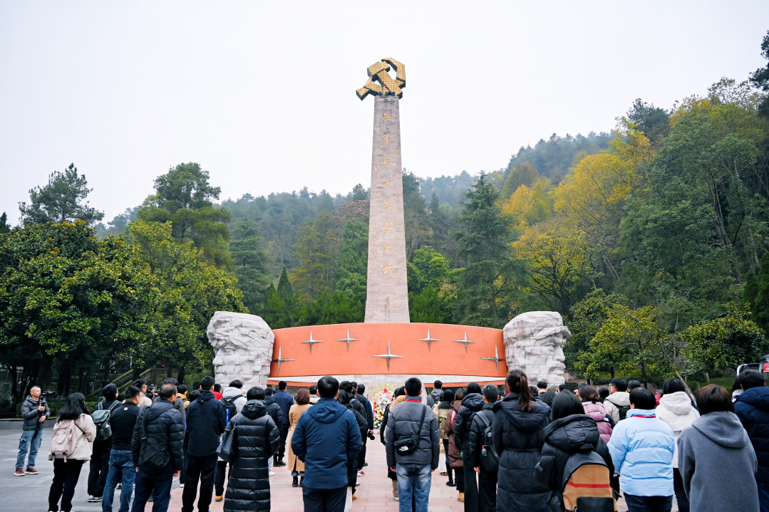 央地媒体记者在遵义市红军烈士陵园缅怀先烈。