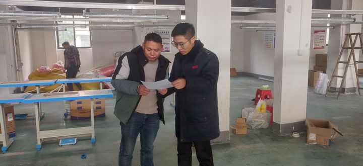 平塘县税务局工作人员向企业进行政策讲解。