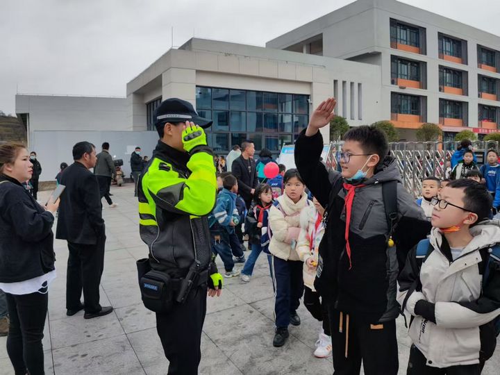交警护学。