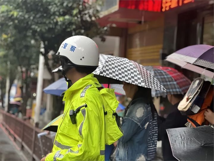 交警护学。