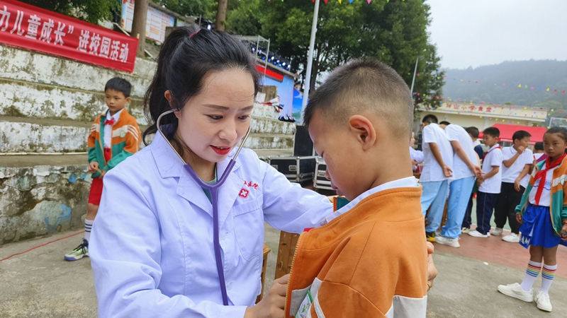 1、貴州中醫藥大學第一附屬醫院幫扶專家楊君到石阡縣坪山小學為學生開展健康體檢 蔡慶潤攝