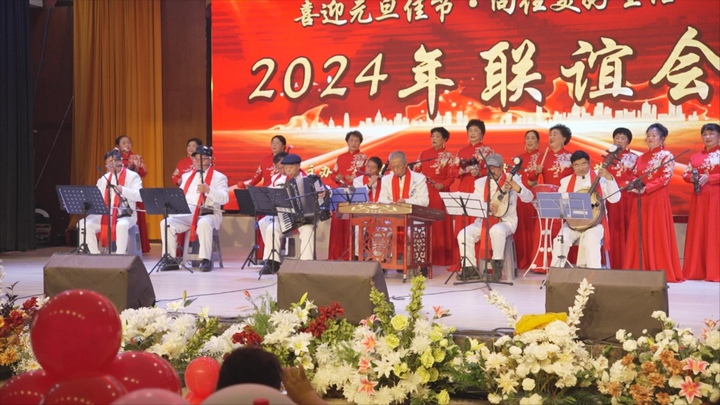 联谊活动现场节目表演。