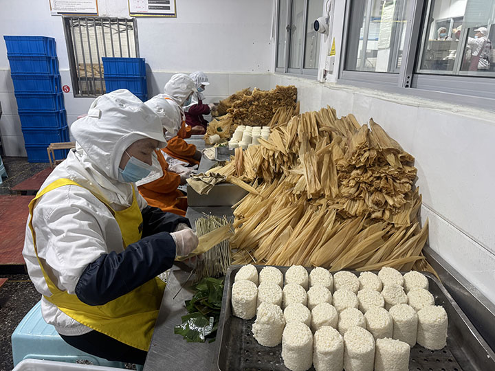 工人正制作黃粑。