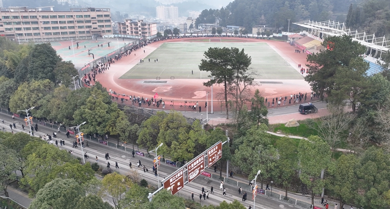 图为:全民健身活动