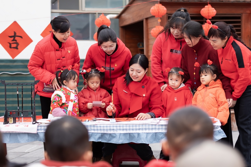 1 12月31日，在贵州省黔南布依族苗族自治州罗甸县莲花幼儿园开展的迎新年活动中，小朋友学习书法。