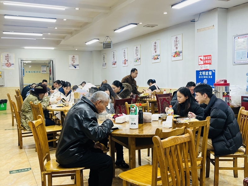 5、仁懷市惠民食堂鹽津街道城南社區助餐點群眾正在用餐。