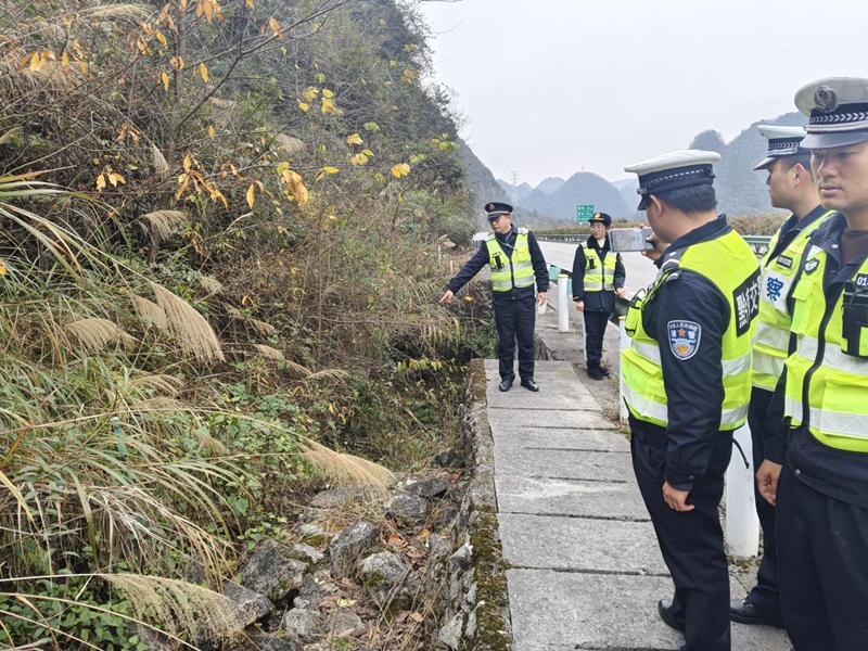 圖為實地查看村民反映問題點位