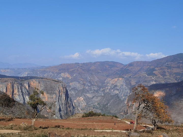 图为山峦重叠、沟壑纵横的海拉镇（拍摄：陈伟）.jpg