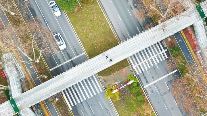 正式建成投用的人行过街天桥。