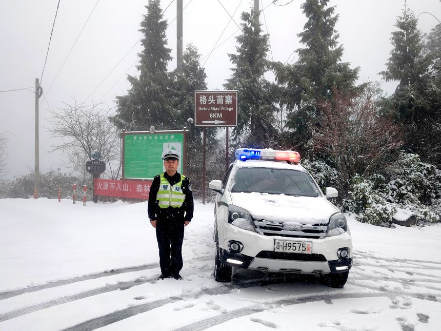 雷山縣公安局交警大隊輔警在轄區方祥鄉格頭村岔路口開展提示勸導工作。