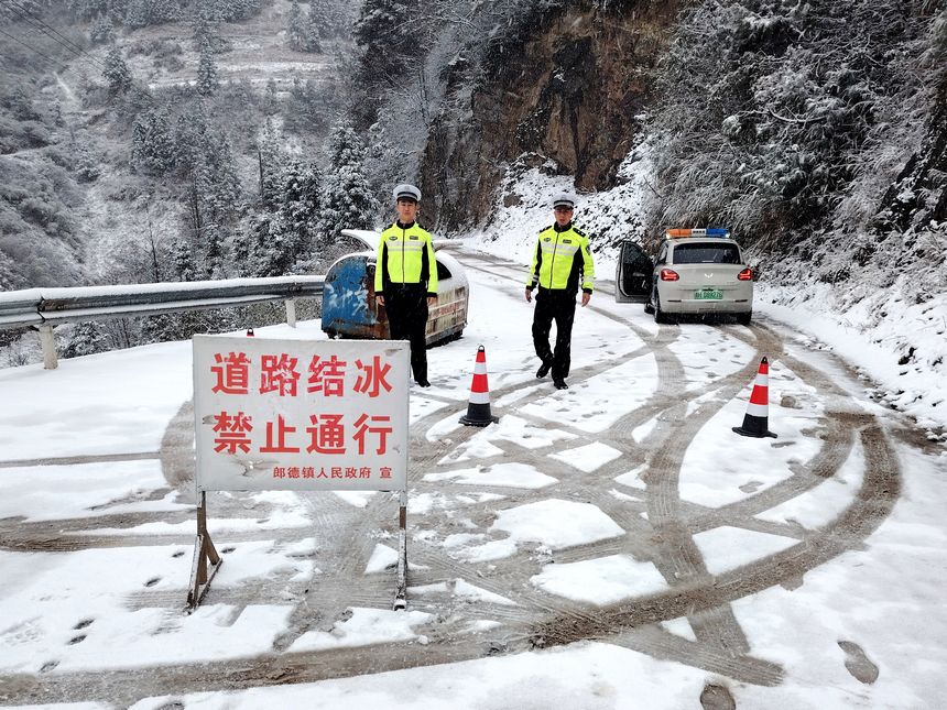 雷山縣公安局交警大隊輔警在轄區郎德鎮烏吉民村岔路口開展提示勸導工作。