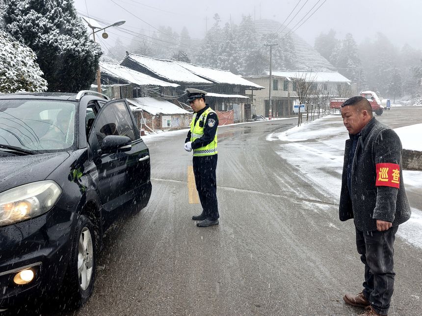 雷山县公安局交警大队辅警在辖区望丰乡三角田村路口提示劝劝返车辆。