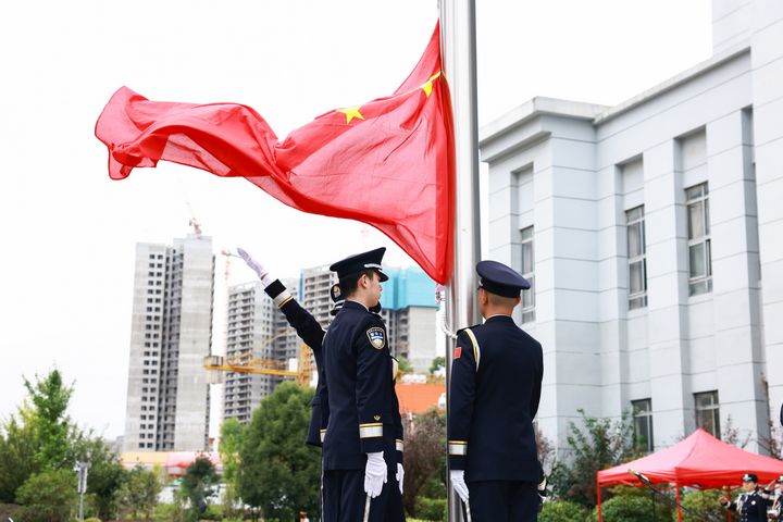 国庆节升国旗。蒋明勇摄