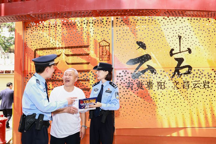 民警在向群众宣传反诈知识。蒋明勇摄