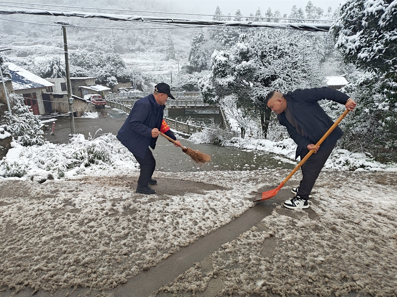 为特殊困难群体张友财清理门口路面积雪