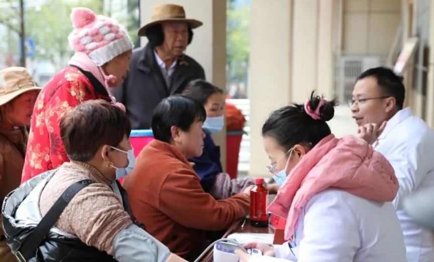 傳承中醫文化 | 六盤水市中醫醫院義診活動走進雙水街道建業社區1月7日，六盤水市中醫醫院義診活動走進水城區雙水街道建業社區。活動旨在推廣中醫藥文化，提高居民對中醫的認知和了解，進一步增強轄區居民的健康意識和自我保健能力。