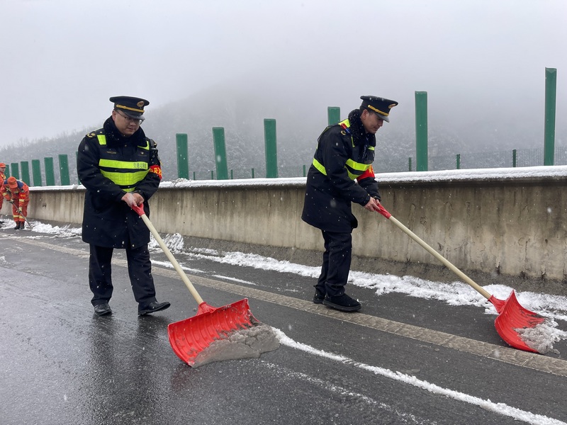 交通执法人员清理积雪中。