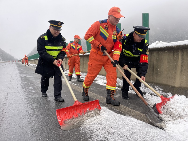 清理积雪中。