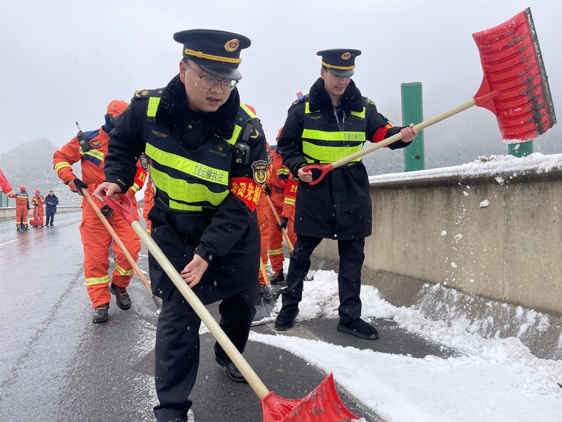 清理积雪中。