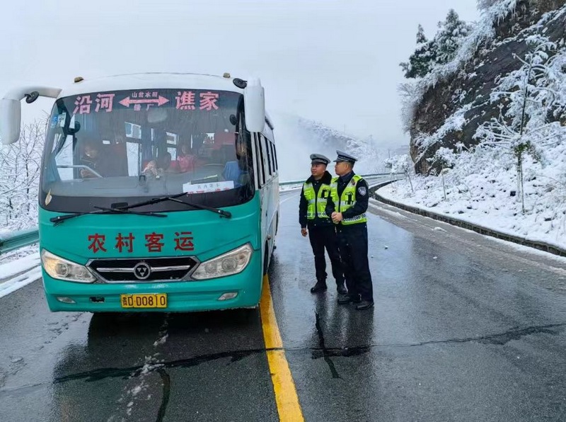 民警坚守岗位，有条不紊地开展路面隐患排查治理与执法管控工作 (1).jpg