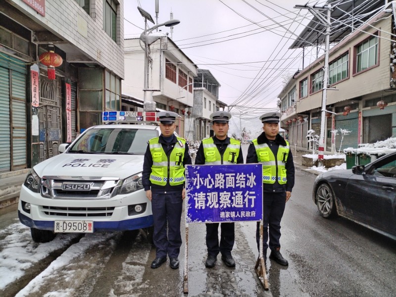 民警坚守岗位，有条不紊地开展路面隐患排查治理与执法管控工作 (1.jpg